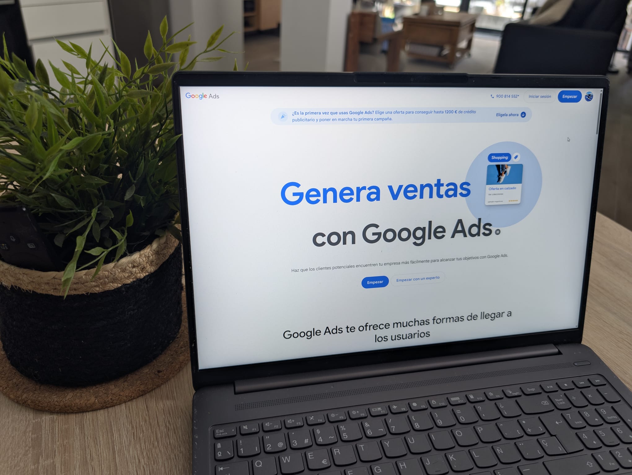 Iván trabajando en estrategia PPC, análisis de campañas Google Ads